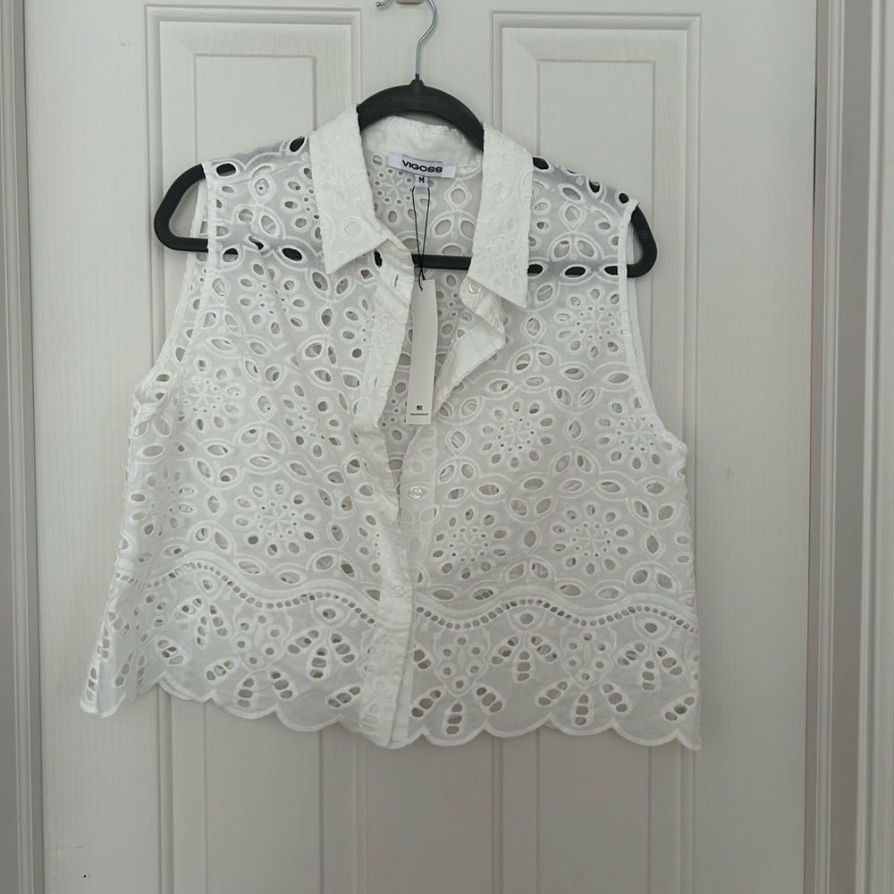 Vigoss White Eyelet Sleeveless Button Down Shirt